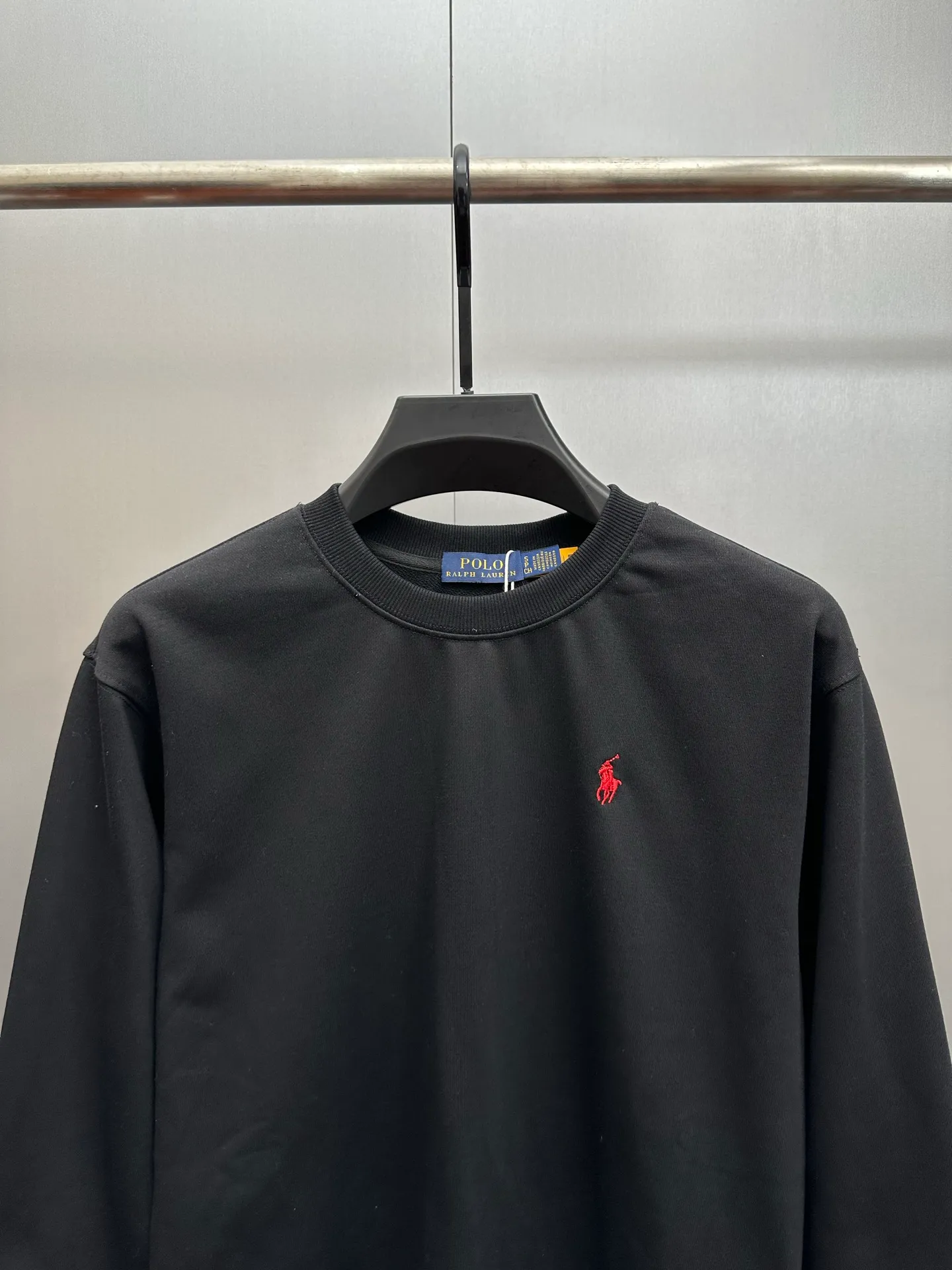 P240 Ralph Lauren/Ralph Lauren classic pony logo jersey long-sleeved sweatshirt. Loose and lazy casual style design. The solid color base is simple and versatile, making it easy to control various styles. ‌The coat fabric is made of 60% cotton➕40% polyester, which not only retains the softness, comfort and breathability of cotton, but also adds the wear resistance and wrinkle resistance of polyester fiber, making the clothes more durable and easy to care for. Even in slightly cooler weather, you won't feel stuffy when wearing it. This kind of fabric has a natural crisp feel and is not easy to pill or deform. The large logo embroidery on the chest is full of color, full of three-dimensionality and lifelike. Designed in the same style for men and women, it is suitable for couples or family wear. It is both practical and beautiful. It is an indispensable and practical item in the wardrobe! Ralph Lauren's age-reducing items add a bit of liveliness and interest to the entire sweatshirt. There is no pressure to dress, regardless of age or gender. Complete accessories!  Color: Black Size: S-xL